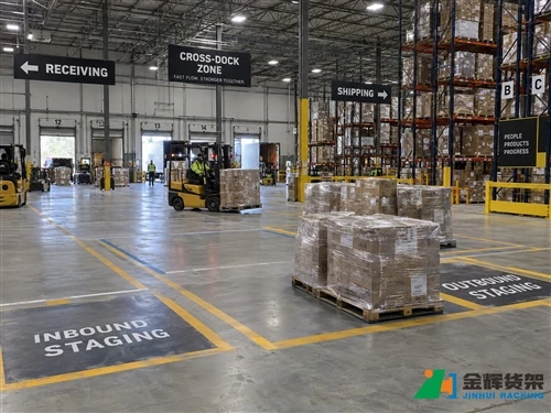 Pallet Racking thiab Hla -Docking: Yuav ua li cas kom sib npaug cia thiab ceev cov khoom ntws